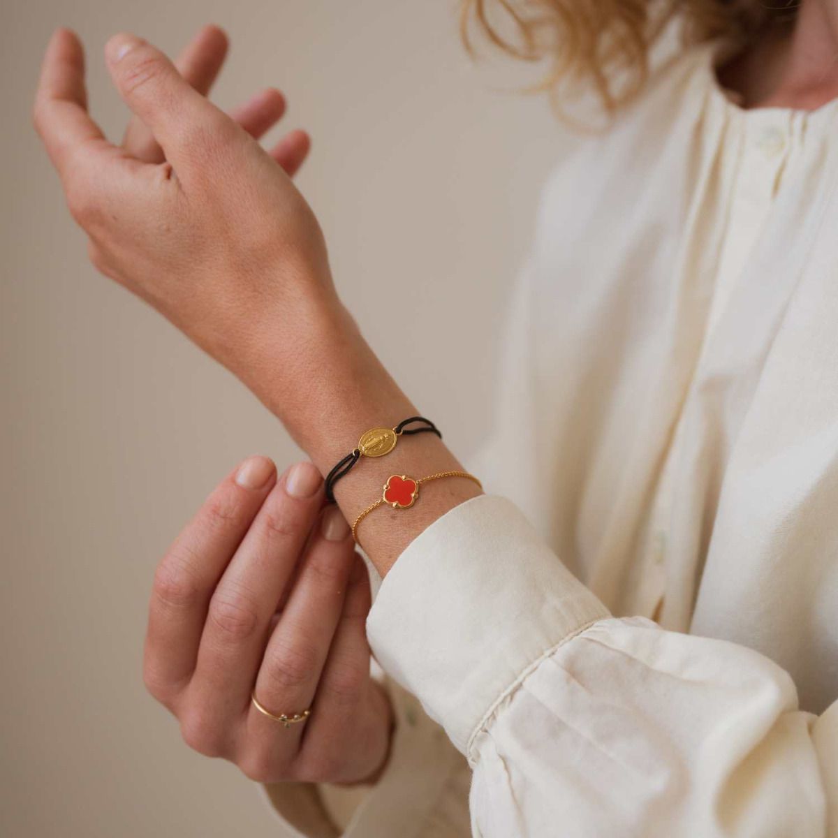 bracelet femme trèfle perlé rouge