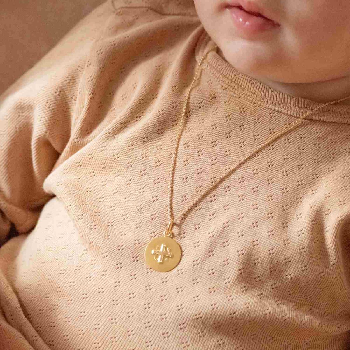 médaille croix perlée pour enfant