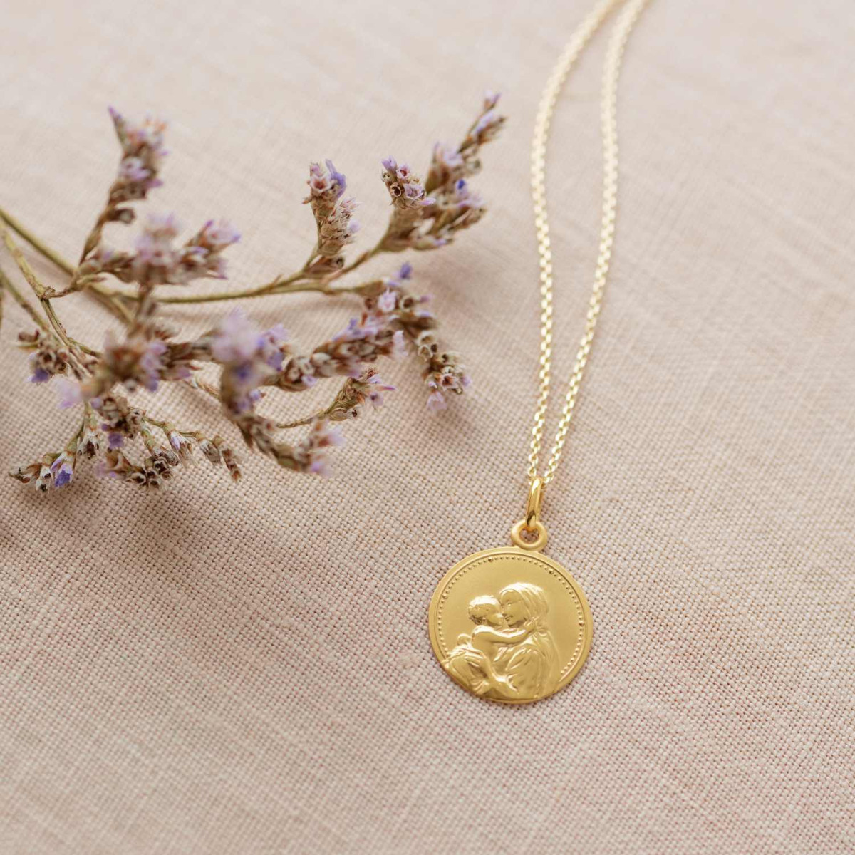 médaille vierge à l'enfant pour fille