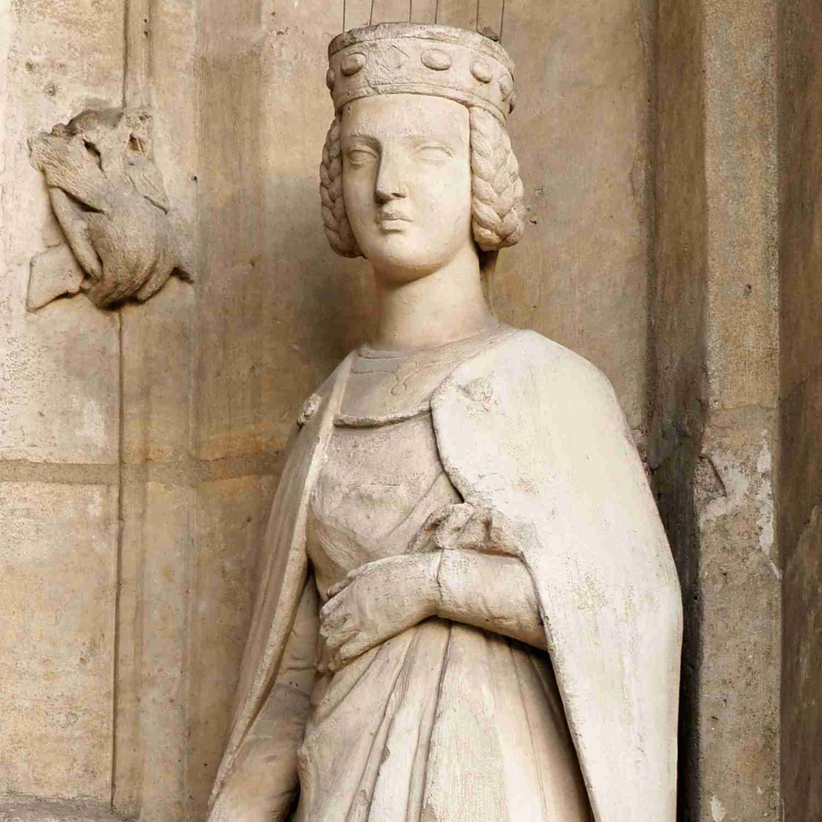 Sainte Isabelle statue portrait