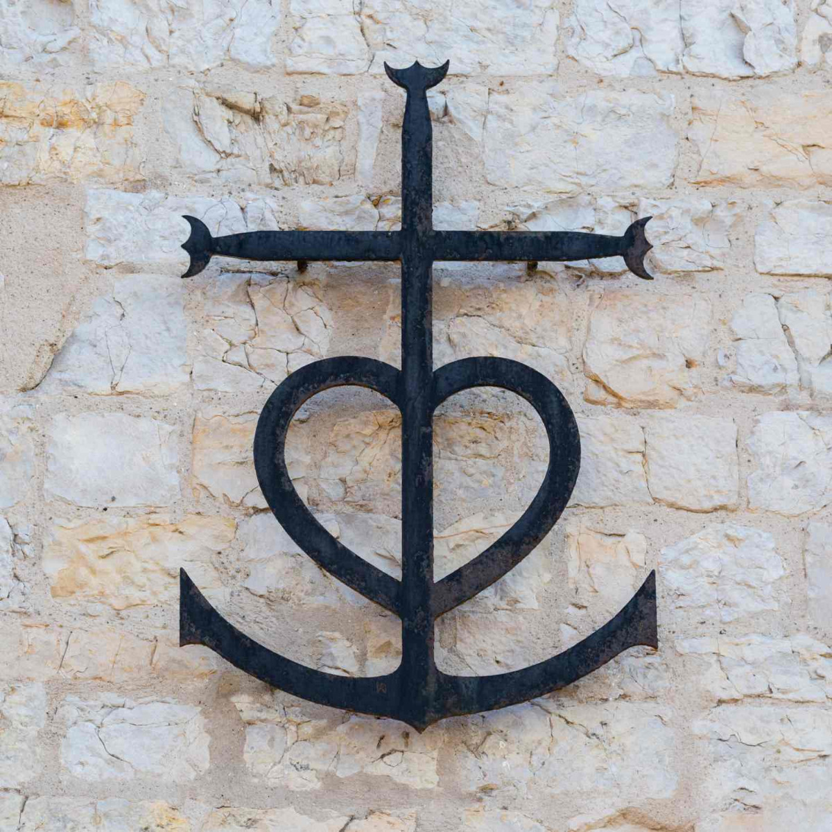 histoire croix de camargue